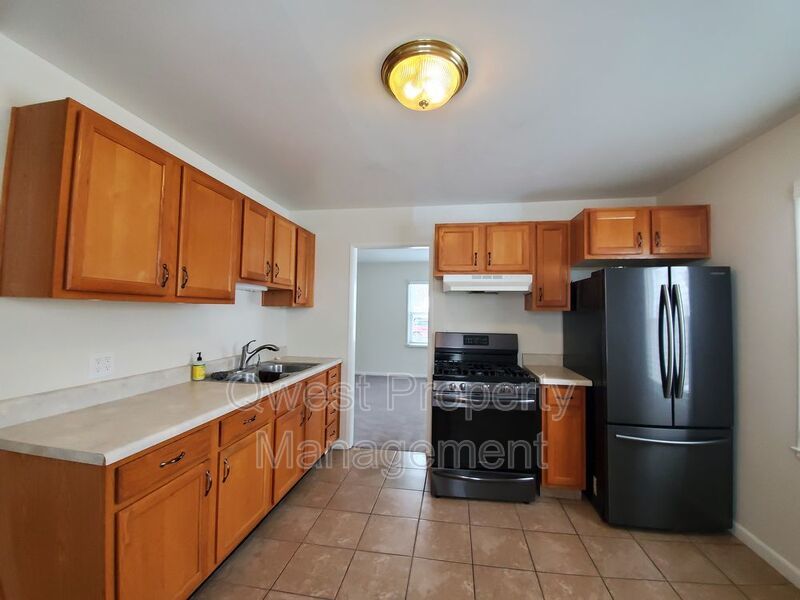 2 Bedroom 1 Bath Home - Large Backyard and Two Stall Garage! property image