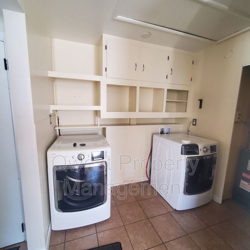 2 Bedroom 1 Bath Home - Large Backyard and Two Stall Garage! property image