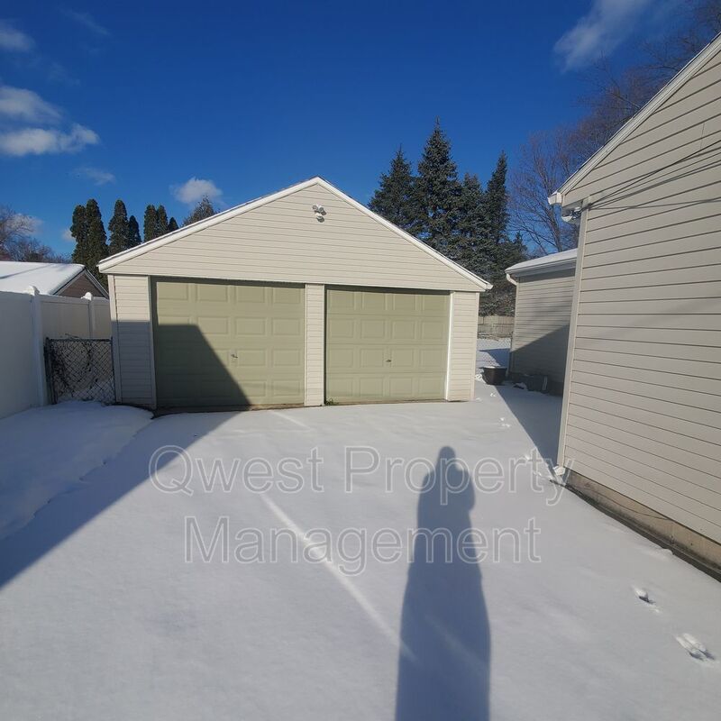 2 Bedroom 1 Bath Home - Large Backyard and Two Stall Garage! property image