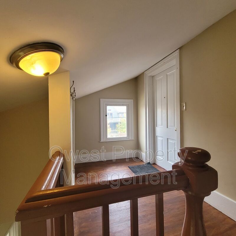 Prime Location in Fairmont Square - One Block from Cherry St! HUGE 2 Bed/1 Bath Apt. property image