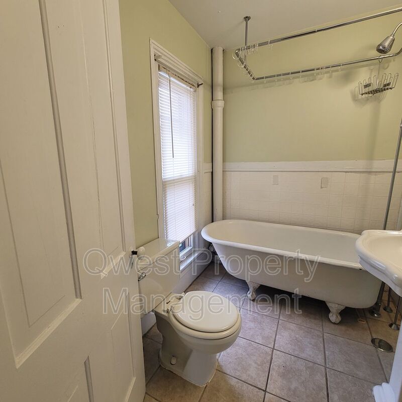 Prime Location in Fairmont Square - One Block from Cherry St! HUGE 2 Bed/1 Bath Apt. property image