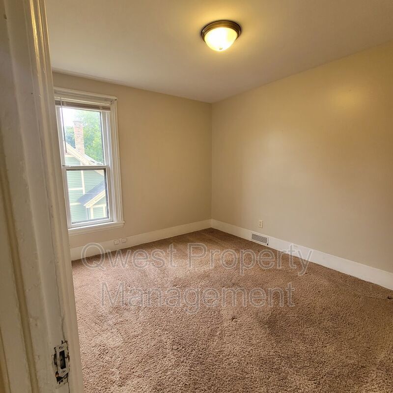 Prime Location in Fairmont Square - One Block from Cherry St! HUGE 2 Bed/1 Bath Apt. property image