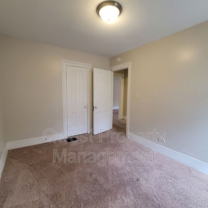 Prime Location in Fairmont Square - One Block from Cherry St! HUGE 2 Bed/1 Bath Apt. property image