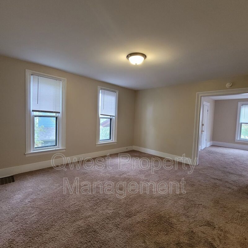 Prime Location in Fairmont Square - One Block from Cherry St! HUGE 2 Bed/1 Bath Apt. property image