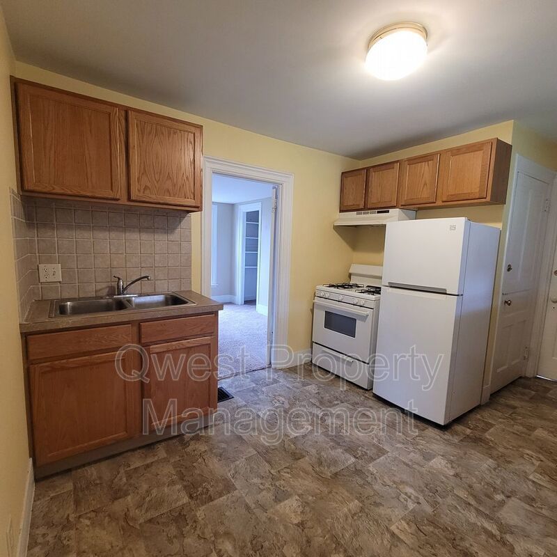 Prime Location in Fairmont Square - One Block from Cherry St! HUGE 2 Bed/1 Bath Apt. property image
