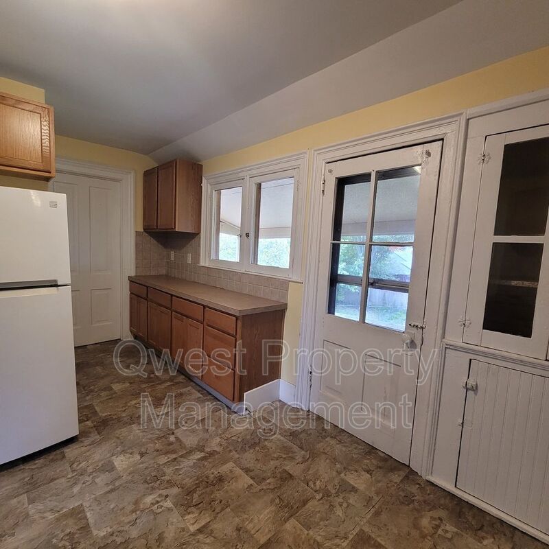 Prime Location in Fairmont Square - One Block from Cherry St! HUGE 2 Bed/1 Bath Apt. property image