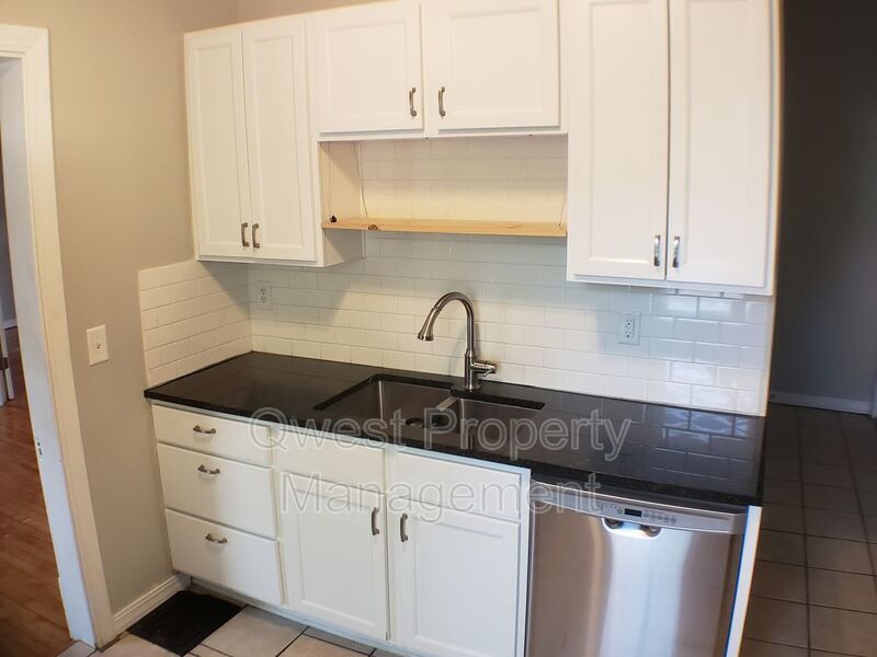 Heart of Cherry Street!! UTILITIES INCLUDED!! Granite,Subway Tile,Stainless. Washer/Dryer! property image