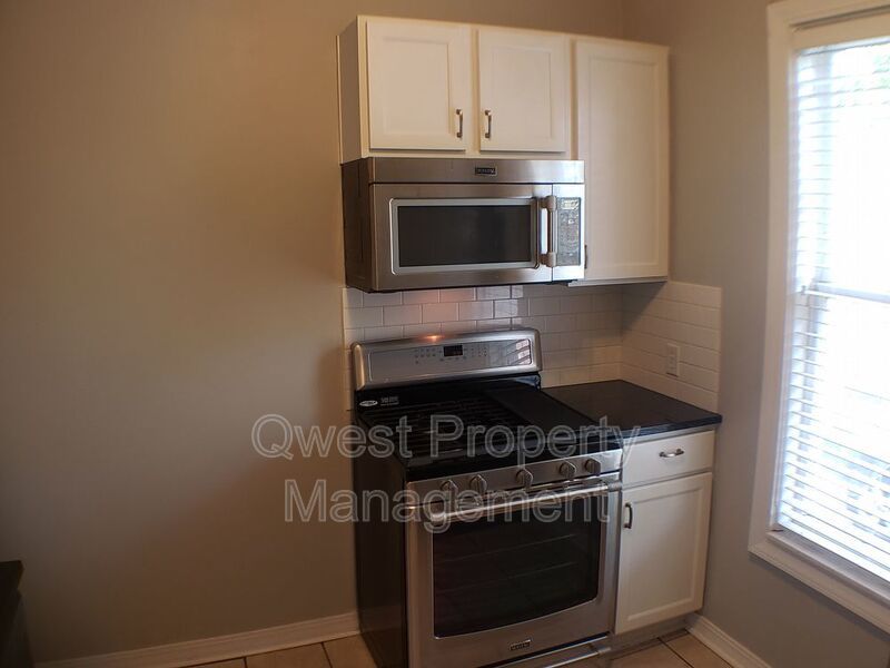 Heart of Cherry Street!! UTILITIES INCLUDED!! Granite,Subway Tile,Stainless. Washer/Dryer! property image