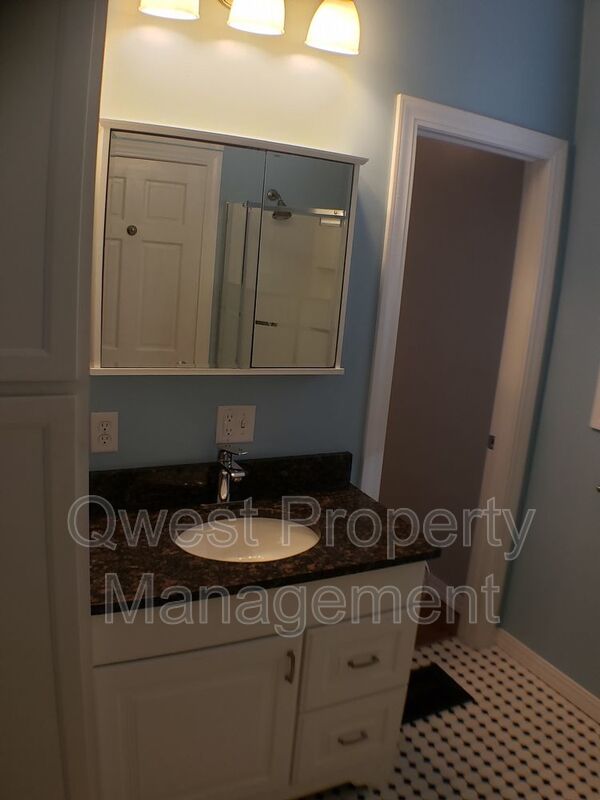 Heart of Cherry Street!! UTILITIES INCLUDED!! Granite,Subway Tile,Stainless. Washer/Dryer! property image