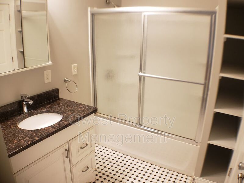 Heart of Cherry Street!! UTILITIES INCLUDED!! Granite,Subway Tile,Stainless. Washer/Dryer! property image