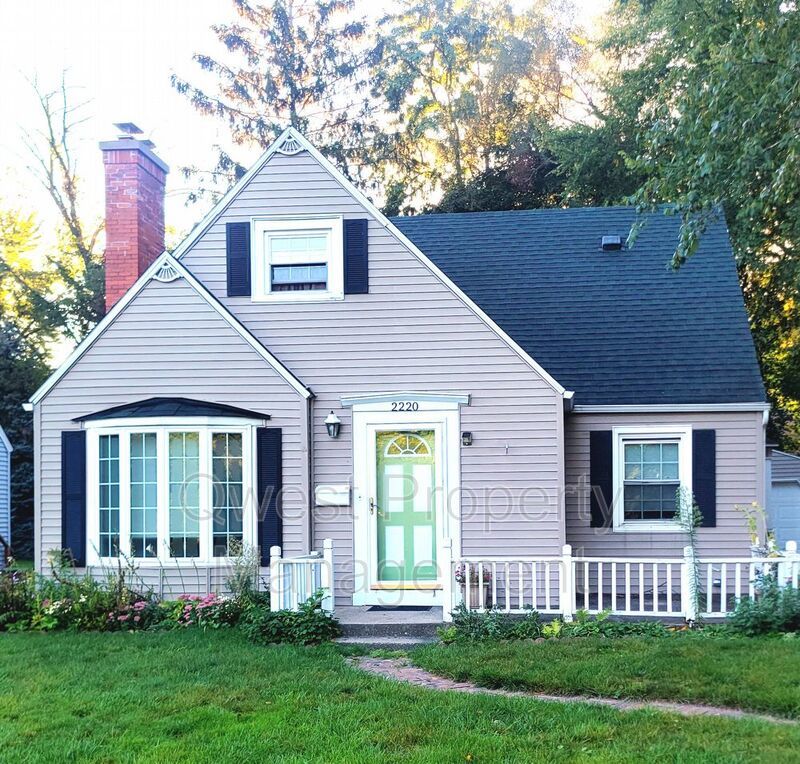 Spacious 3 Bedroom 2 Bath Home - Neighboring Riverside Park property image